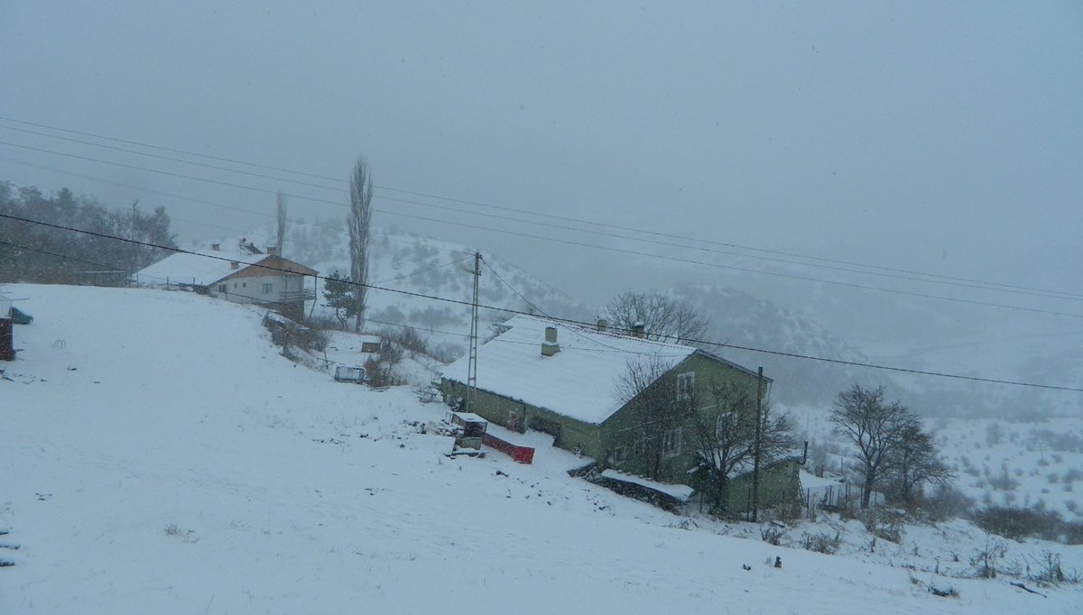 Ardahan’da kar yağışı ve sis etkili oluyor