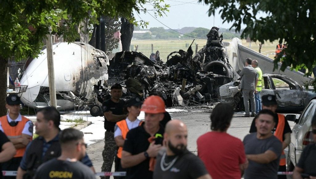 Arjantin’de iniş sırasında pistten çıkan özel jet yerleşim yerine daldı: İki ölü, bir yaralı