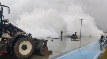 Dalgaların fotoğrafını çekeyim derken az kalsın canlarından oluyorlardı