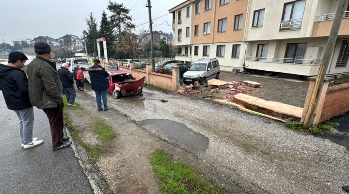 Düzce’de otomobil duvara çarptı: 5 yaralı