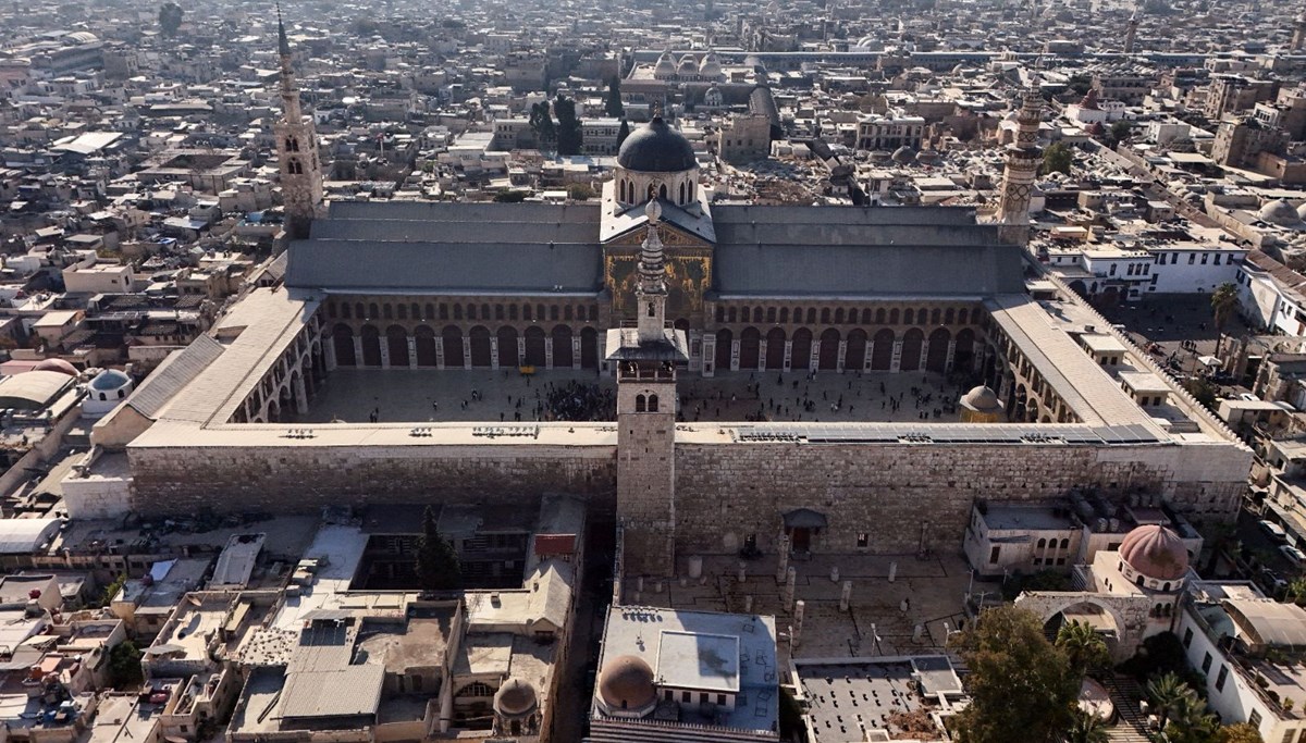 Esad sonrası ilk cuma namazı: Suriyeliler Emevi Camii’ne akın etti