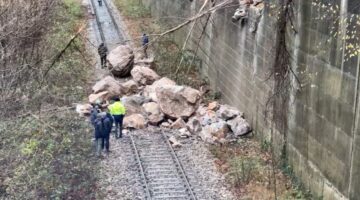 Heyelan nedeniyle demir yolu ulaşıma kapandı