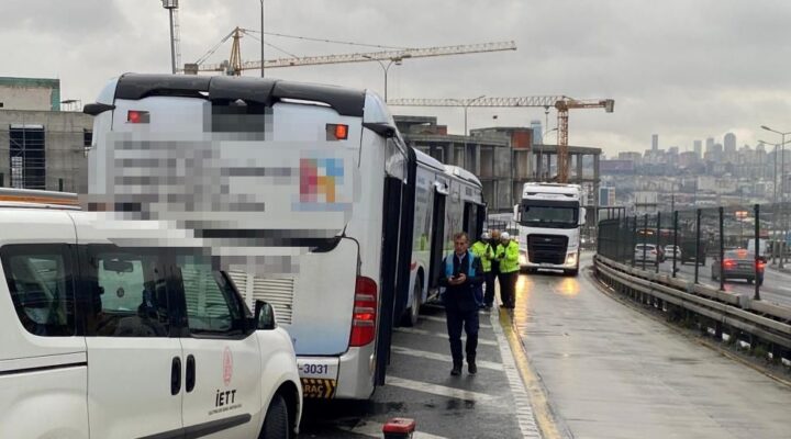 İstanbul’da akılalmaz kaza: Rögar kapağı metrobüsün camını kırdı, yolcu yola düştü