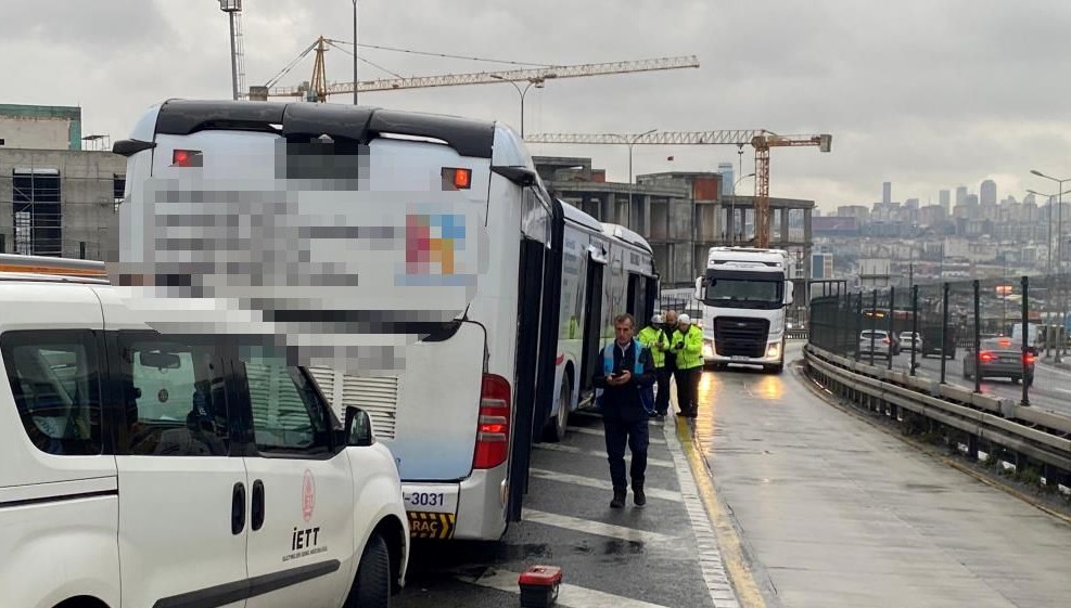 İstanbul’da akılalmaz kaza: Rögar kapağı metrobüsün camını kırdı, yolcu yola düştü