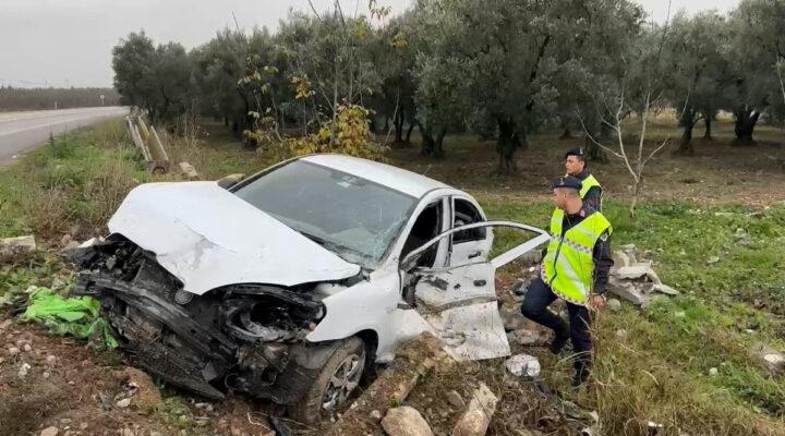 Kontrolden çıkan araç su kanallarını parçalayarak tarlaya uçtu: 2 yaralı