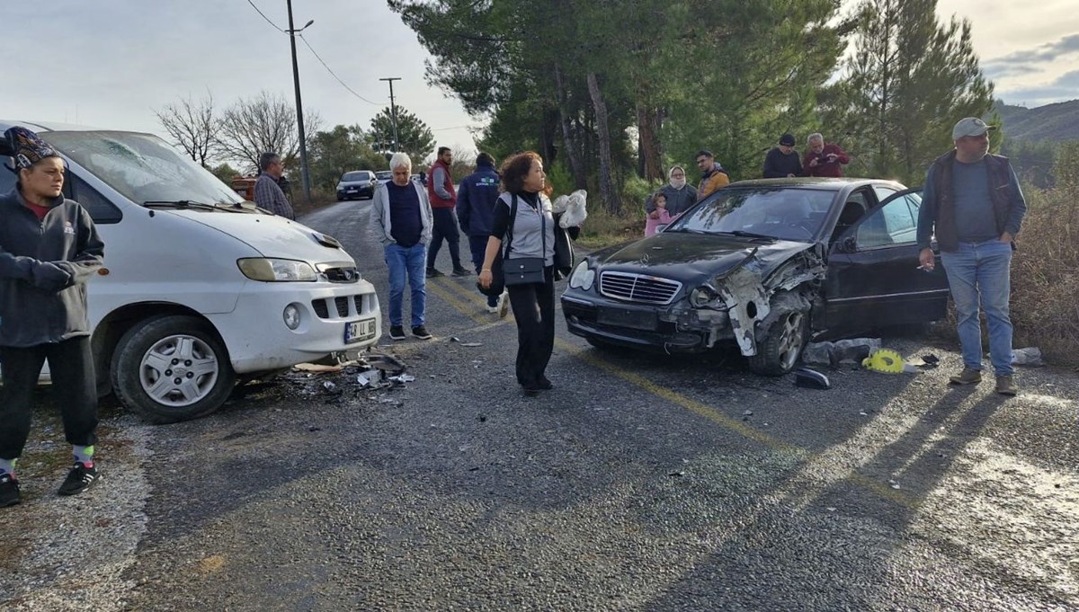 Milas’ta minibüs ile otomobil çarpıştı: 3 yaralı